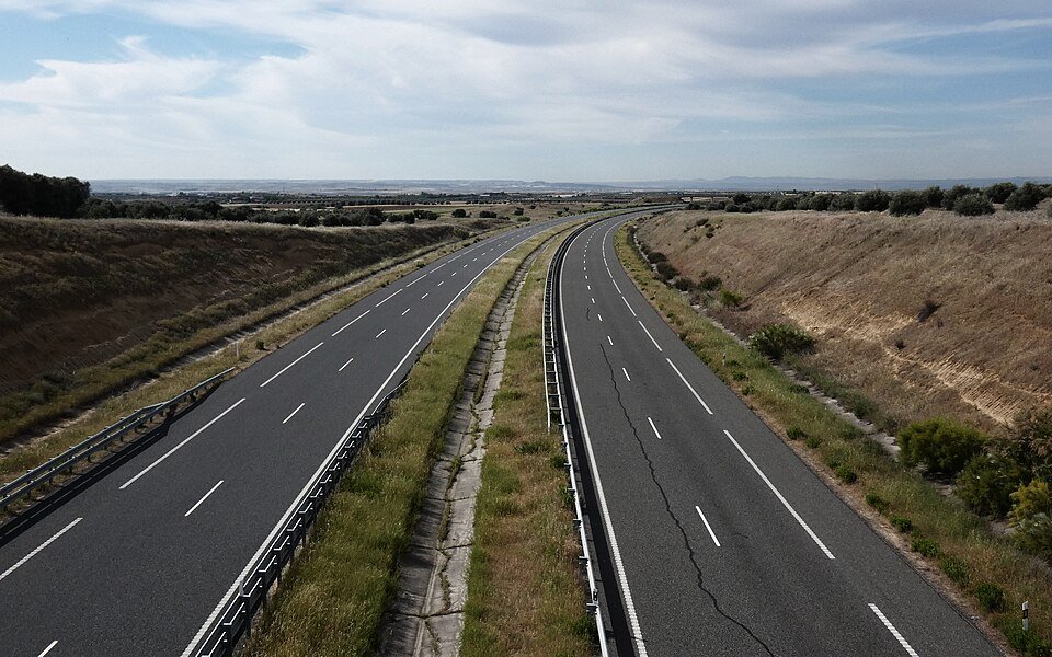 Para salir de una autopista utilizas el carril de: