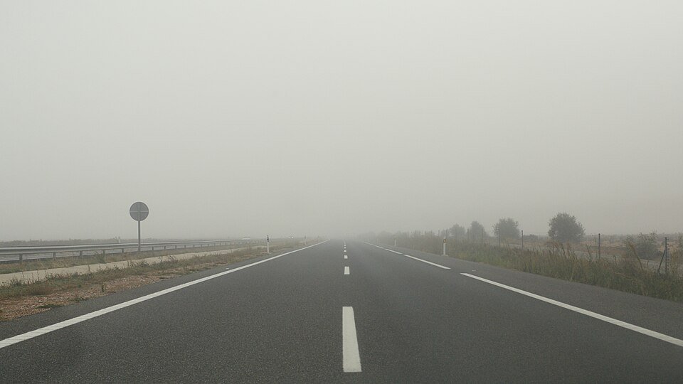 ¿Qué precaución debe tomar un motorista al circular en días de niebla?