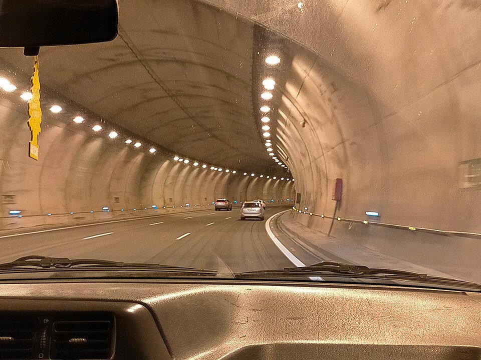 Un túnel largo suele contar con: